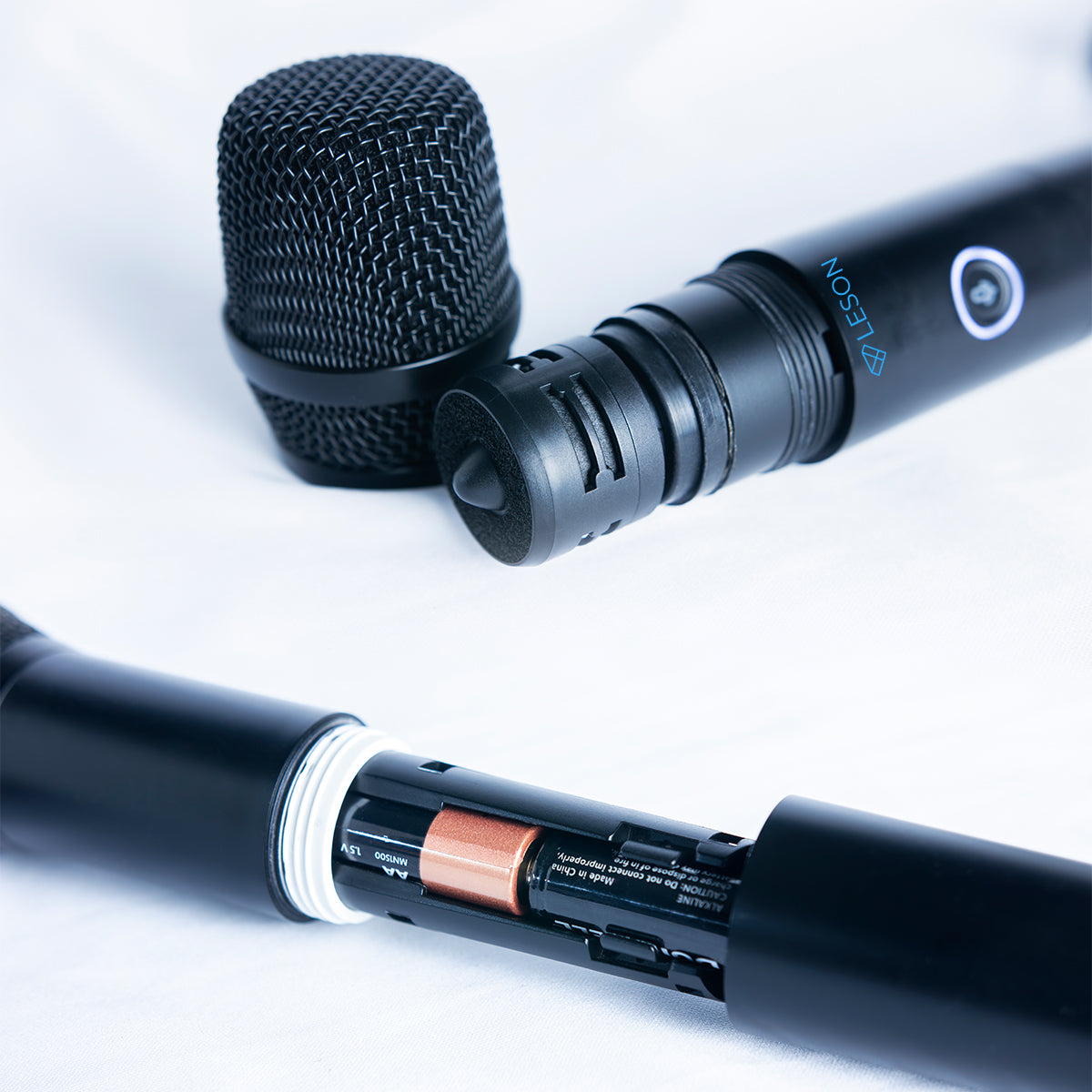 MICROFONE SEM FIO DINÂMICO LESON AR100 MULTI FREQUENCIAS COR PRETO